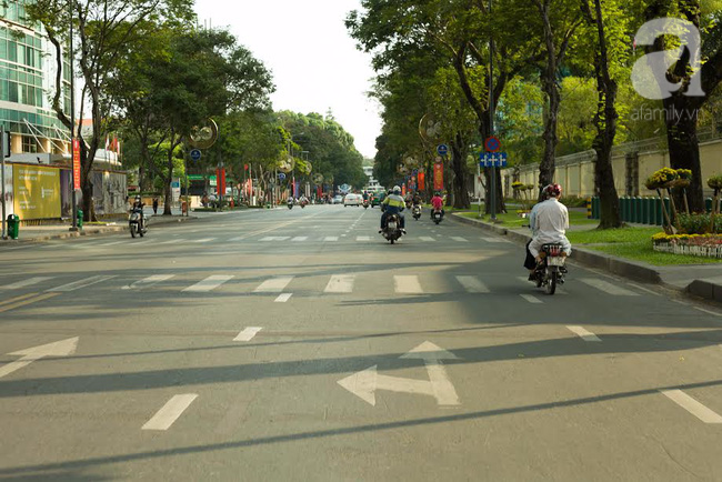 Ngắm đường phố Sài Gòn vừa lạ vừa quen, thưa vắng bất ngờ trong kỳ nghỉ lễ - Ảnh 19.