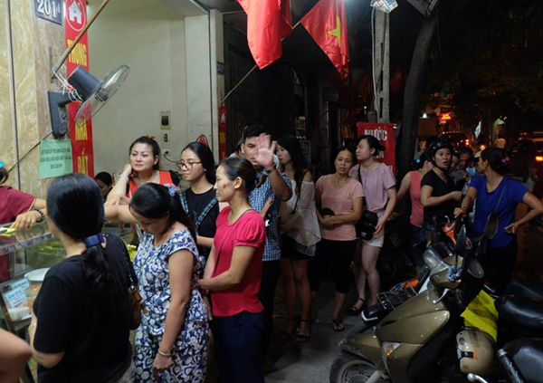 Hà Nội: Nửa đêm, hàng trăm người dân vẫn xếp hàng dài, chờ đợi hơn 30 phút để mua bánh Trung thu - Ảnh 5.