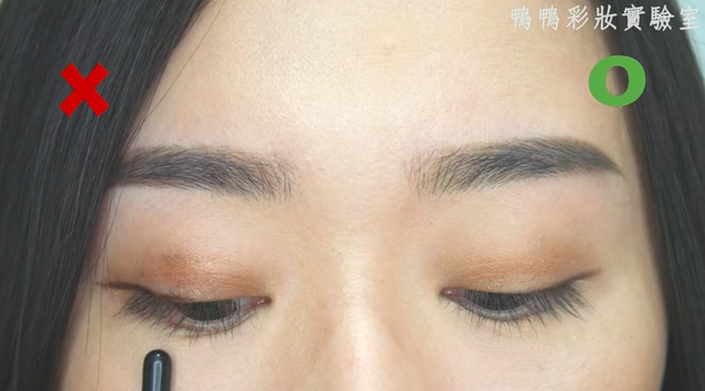 Chuyên gia makeup chỉ ra những lỗi khi trang điểm mắt mà các nàng thường mắc phải - Ảnh 11.