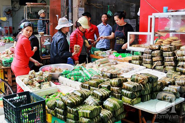29 Tết, người Hà Nội xếp hàng mua bánh chưng, giò chả gia truyền - Ảnh 3.