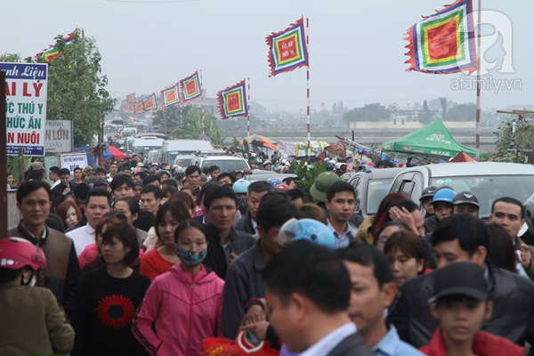 Nam Định: Dân đổ đi chợ Viềng sớm nửa ngày khiến mọi nẻo đường ùn tắc kinh hoàng - Ảnh 3.