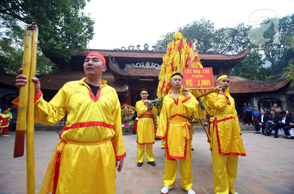 Hà Nội: Hàng trăm người cướp hoa tre, lộc lá tại lễ hội đền Gióng - Ảnh 2.