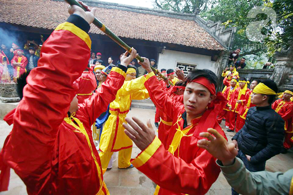 Hà Nội: Hàng trăm người cướp hoa tre, lộc lá tại lễ hội đền Gióng - Ảnh 3.