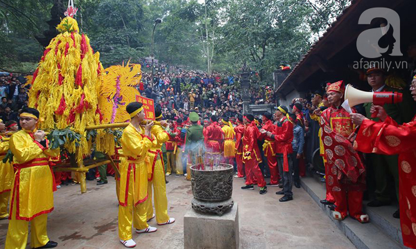 Hà Nội: Hàng trăm người cướp hoa tre, lộc lá tại lễ hội đền Gióng - Ảnh 1.
