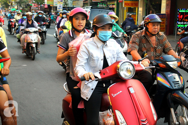 Phố heo quay hưởng trọn “lộc”, hút hàng ngàn khách trong ngày vía Thần tài - Ảnh 2.