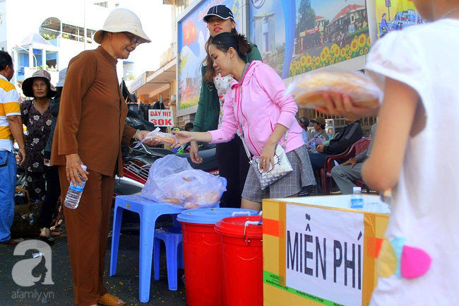 Tự bỏ 40 triệu đồng phục vụ đồ ăn, thức uống miễn phí cho du khách đi lễ chùa bà Thiên Hậu - Ảnh 10.