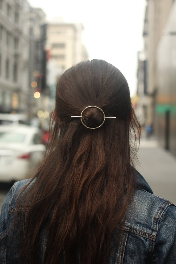 Cặp tóc kim loại - món phụ kiện nhỏ xinh tô điểm tuyệt vời cho mái tóc nàng công sở - Ảnh 12.