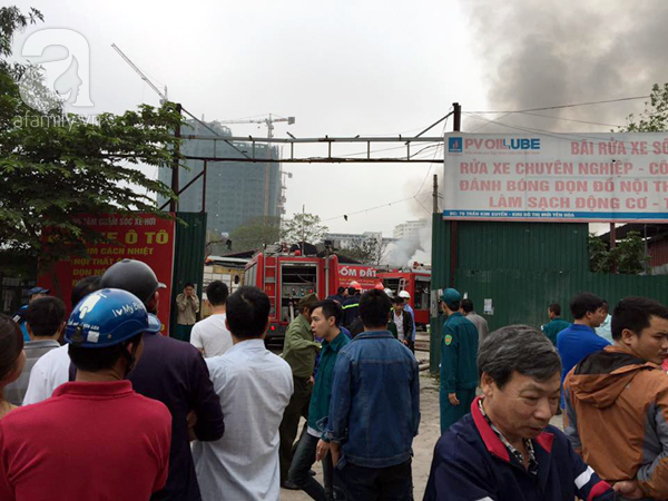 Hà Nội: Cháy kho hàng trên phố Trần Kim Xuyến, cột khói bốc cao hàng chục mét - Ảnh 8.