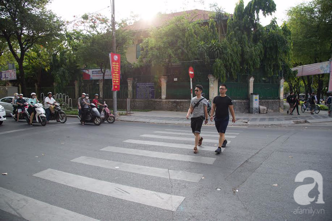Ngắm đường phố Sài Gòn vừa lạ vừa quen, thưa vắng bất ngờ trong kỳ nghỉ lễ - Ảnh 18.