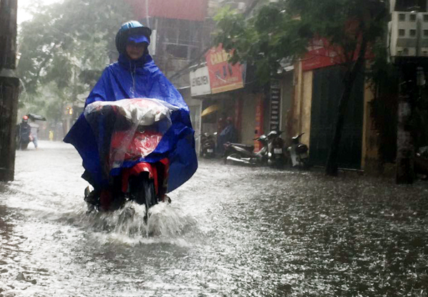Ảnh hưởng của hoàn lưu bão số 2, Hà Nội mưa lớn, nhiều khu phố đã bị ngập - Ảnh 4.
