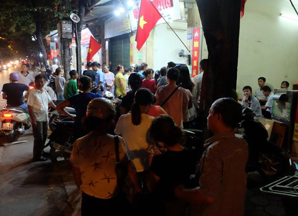 Hà Nội: Nửa đêm, hàng trăm người dân vẫn xếp hàng dài, chờ đợi hơn 30 phút để mua bánh Trung thu - Ảnh 3.
