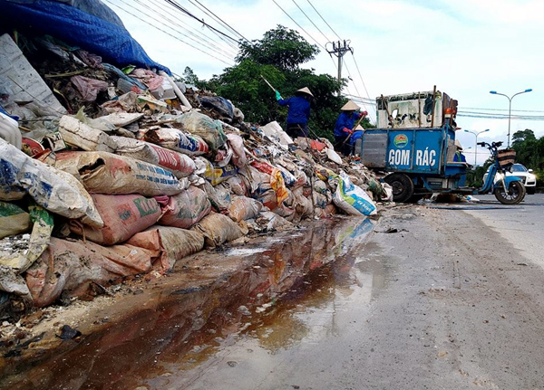 Hà Nội: Nhiều núi rác khổng lồ xuất hiện tại thị xã Sơn Tây khiến người dân sợ hãi - Ảnh 6.
