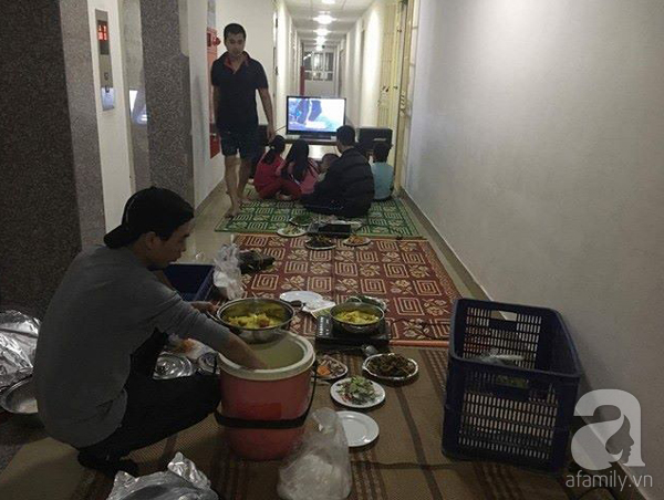 Hà Nội: Cư dân thức thâu đêm luộc bánh chưng, tổ chức tiệc tất niên ngay hành lang, sảnh chung cư - Ảnh 12.