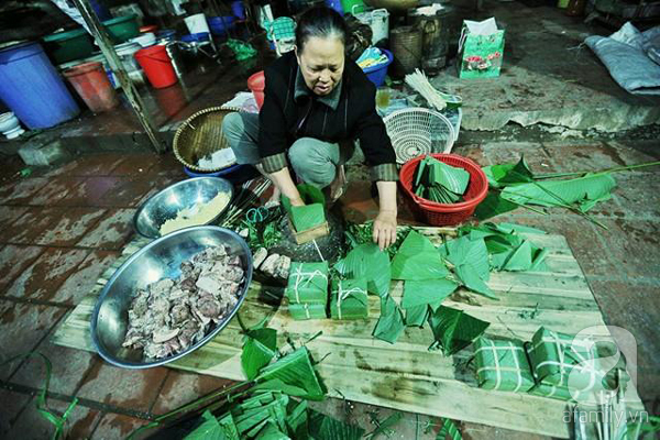 Đêm 29 Tết, người Hà Nội đỏ lửa luộc bánh chưng trên vỉa hè, ngõ hẻm - Ảnh 2.