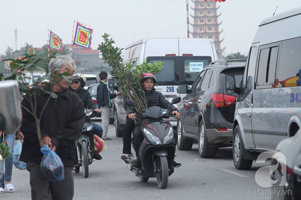 Nam Định: Dân đổ đi chợ Viềng sớm nửa ngày khiến mọi nẻo đường ùn tắc kinh hoàng - Ảnh 4.