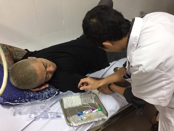 Tuấn Hưng ngất xỉu, phải nhập viện cấp cứu - Ảnh 1. Tuấn Hưng ngất xỉu, phải nhập viện cấp cứu - Ảnh 1.