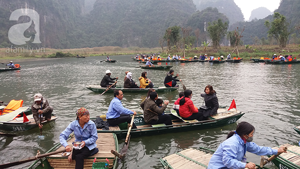 Bất chấp nguy hiểm, người lớn, trẻ nhỏ không mặc áo phao khi qua sông ở KDL Tràng An - Ảnh 2.