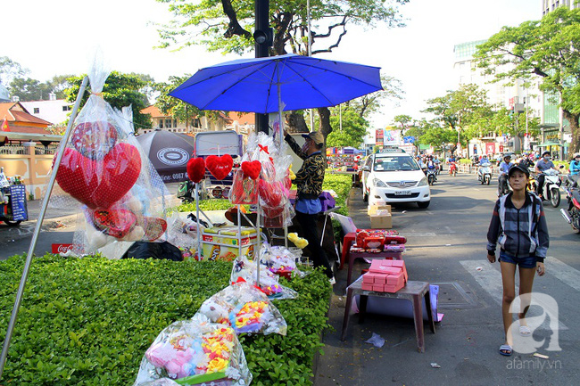 Dịch vụ tặng quà “chỉ riêng mình em” hút khách mùa Valentine 2017 - Ảnh 1.