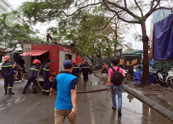 Hà Nội: Cháy kho hàng trên phố Trần Kim Xuyến, cột khói bốc cao hàng chục mét - Ảnh 7.