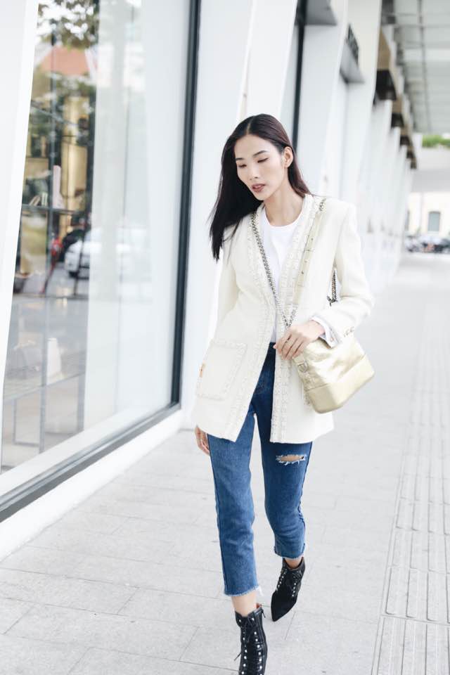 Không hẹn mà gặp, Hoàng Thùy - Minh Tú cùng diện blazer trắng và jeans rách trong street style tuần này - Ảnh 4.