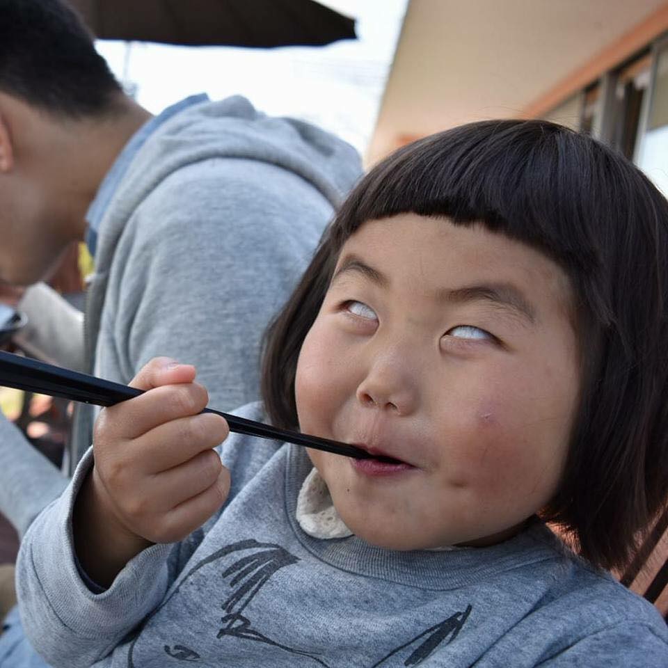 Bị mẹ "dìm hàng" không thương tiếc nhưng biểu cảm mặt xấu của cô bé 5 ...