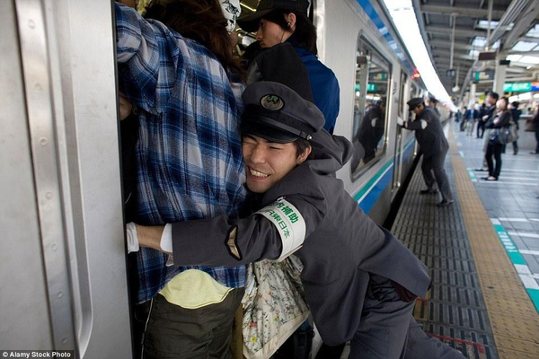 Những giấc ngủ kiệt sức trên tàu điện giờ tan tầm tiết lộ áp lực khắc nghiệt của công sở Nhật Bản - Ảnh 2.