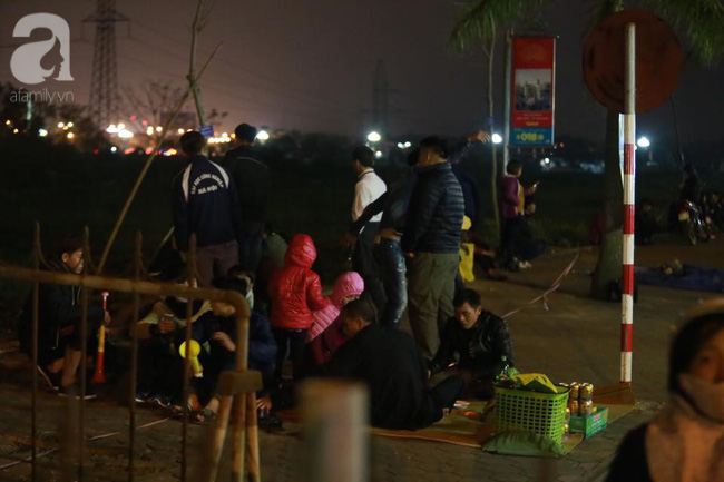 Người dân đứng ngồi vạ vật bên ngoài chờ đến nửa đêm để vào dự lễ phát ấn đền Trần - Ảnh 14.