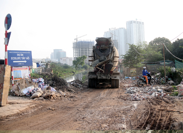 Hà Nội: Ở chung cư cao cấp nhưng đường lầy lội bùn đất tựa ao làng - Ảnh 14.