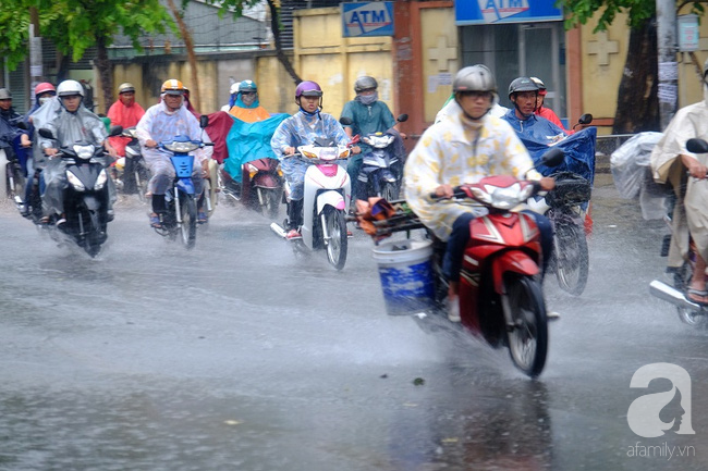 Mưa lớn ngày Cá tháng Tư, người Sài Gòn sũng nước về nhà - Ảnh 1.