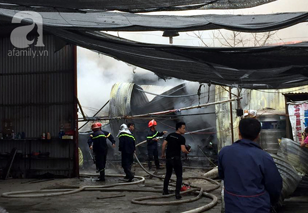 Hà Nội: Cháy kho hàng trên phố Trần Kim Xuyến, cột khói bốc cao hàng chục mét - Ảnh 9.