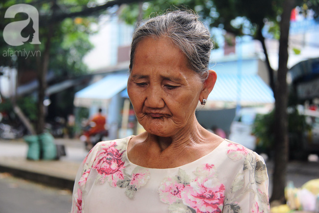 Không gia đình, cụ bà 87 tuổi ngủ lề đường chăm bẵm đàn con 20 chú mèo bị bỏ rơi giữa Sài Gòn - Ảnh 2.