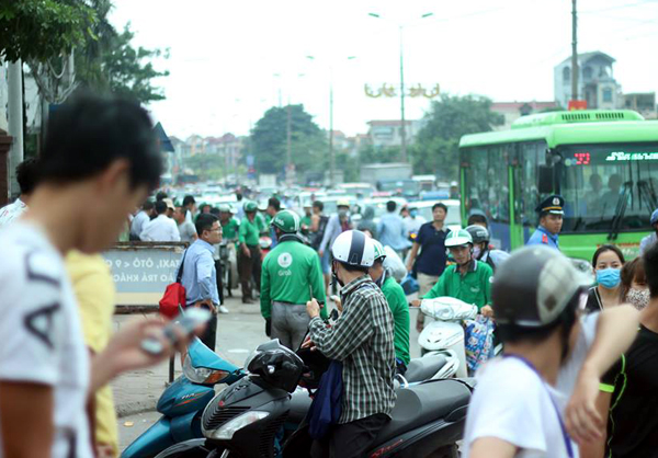 Hà Nội: Kết thúc ngày nghỉ lễ, giao thông Thủ đô ùn ứ nhưng dễ thở hơn nhiều lần so với trước - Ảnh 7.