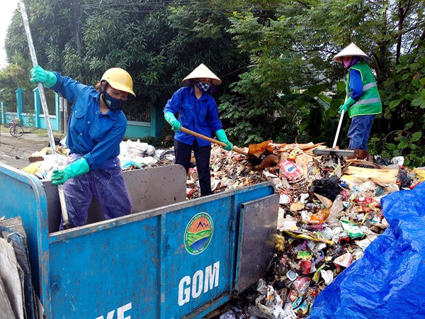 Hà Nội: Nhiều núi rác khổng lồ xuất hiện tại thị xã Sơn Tây khiến người dân sợ hãi - Ảnh 8.