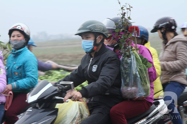 Nam Định: Dân đổ đi chợ Viềng sớm nửa ngày khiến mọi nẻo đường ùn tắc kinh hoàng - Ảnh 5.