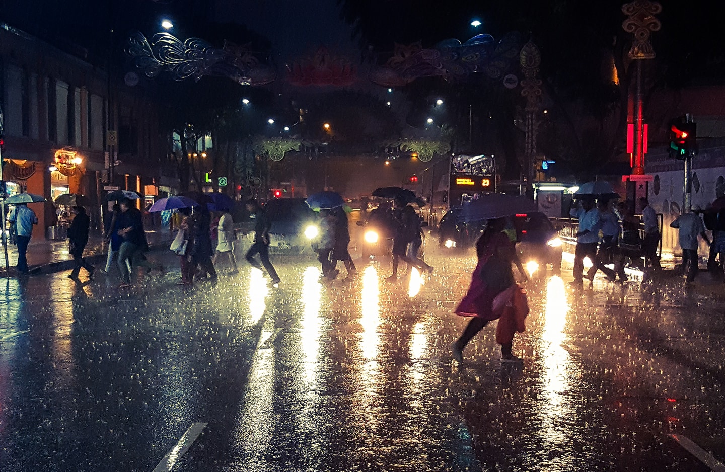 Bức ảnh đường phố: Hãy khám phá những khoảnh khắc đặc trưng của đời sống đường phố qua những bức ảnh tuyệt đẹp. Bạn sẽ được trải nghiệm và cảm nhận những góc phố rực rỡ ánh đèn, nét đẹp truyền thống của dân tộc Việt Nam và nhịp sống sôi động của đô thị hiện đại.