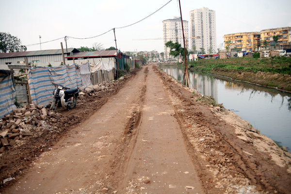 Hà Nội: Ở chung cư cao cấp nhưng đường lầy lội bùn đất tựa ao làng - Ảnh 15.