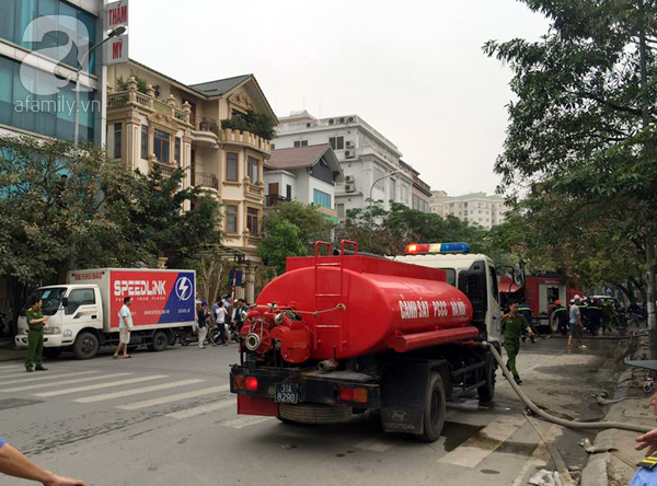 Hà Nội: Cháy kho hàng trên phố Trần Kim Xuyến, cột khói bốc cao hàng chục mét - Ảnh 10.