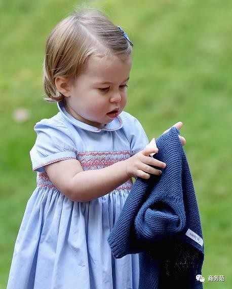 Dòng dõi Hoàng gia là thế, nhưng tiểu công chúa Charlotte cũng chỉ diện váy áo bình dân chưa quá 1 triệu đồng - Ảnh 15.