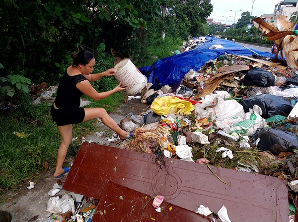 Hà Nội: Nhiều núi rác khổng lồ xuất hiện tại thị xã Sơn Tây khiến người dân sợ hãi - Ảnh 16.