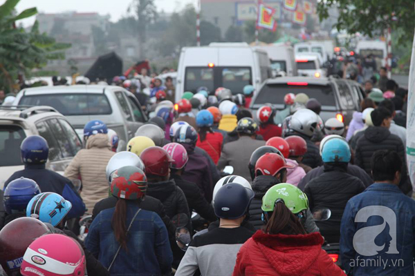 Nam Định: Dân đổ đi chợ Viềng sớm nửa ngày khiến mọi nẻo đường ùn tắc kinh hoàng - Ảnh 6.