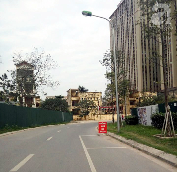 Hà Nội: Chung cư hạng sang giá hơn 30 triệu/m2 bị tố treo đầu dê bán thịt chó, bắt cư dân đi đường vòng - Ảnh 4. Hà Nội: Chung cư hạng sang giá hơn 30 triệu/m2 bị tố treo đầu dê bán thịt chó, bắt cư dân đi đường vòng - Ảnh 4.