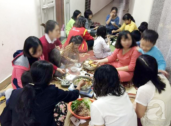 Hà Nội: Cư dân thức thâu đêm luộc bánh chưng, tổ chức tiệc tất niên ngay hành lang, sảnh chung cư - Ảnh 13.