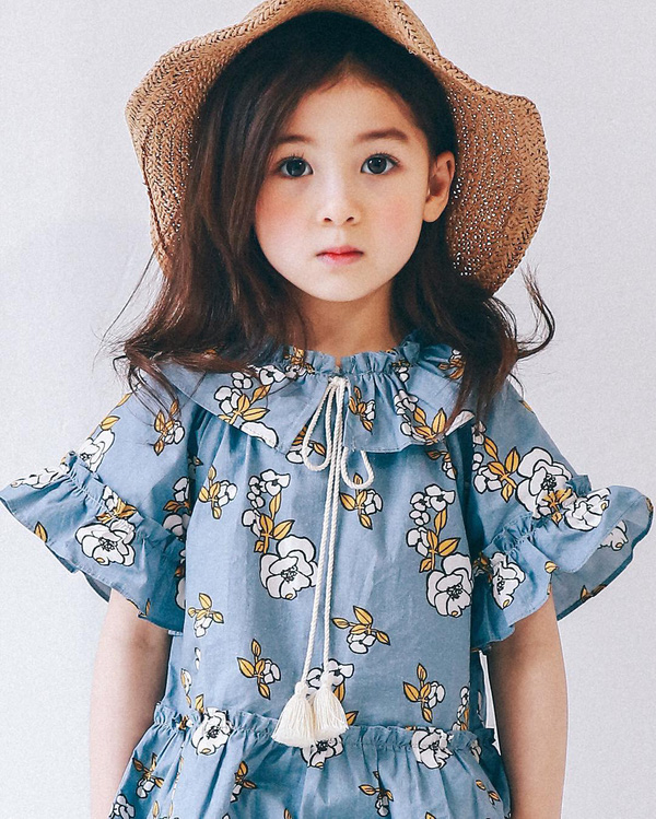 Ai cũng yêu thích đôi má hồng hào của em bé Hàn Quốc, nhưng còn gì hay hơn khi khám phá vẻ đẹp tự nhiên, trong sáng của bé qua những hình ảnh đáng yêu này! Hãy xem and cảm nhận sự tiếp đón nhẹ nhàng và tắm nắng vui vẻ của em bé dễ thương nhé!