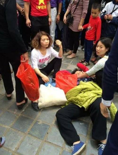 Đi lễ chùa Hương, bà lão dẫm phải chân cô gái trẻ bị đánh ngất xỉu - Ảnh 1.