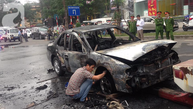 Hà Nội: Bố bế con gái tháo chạy khỏi xe ô tô bị cháy trên đường Lê Văn Lương - Ảnh 3.