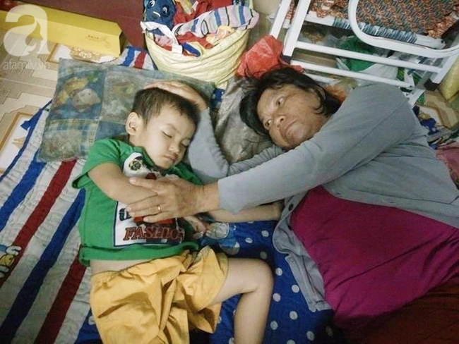 Mẹ bán vé số òa khóc khi tìm thấy con trai 3 tuổi thất lạc sau nhiều giờ đồng hồ trong đêm - Ảnh 1.