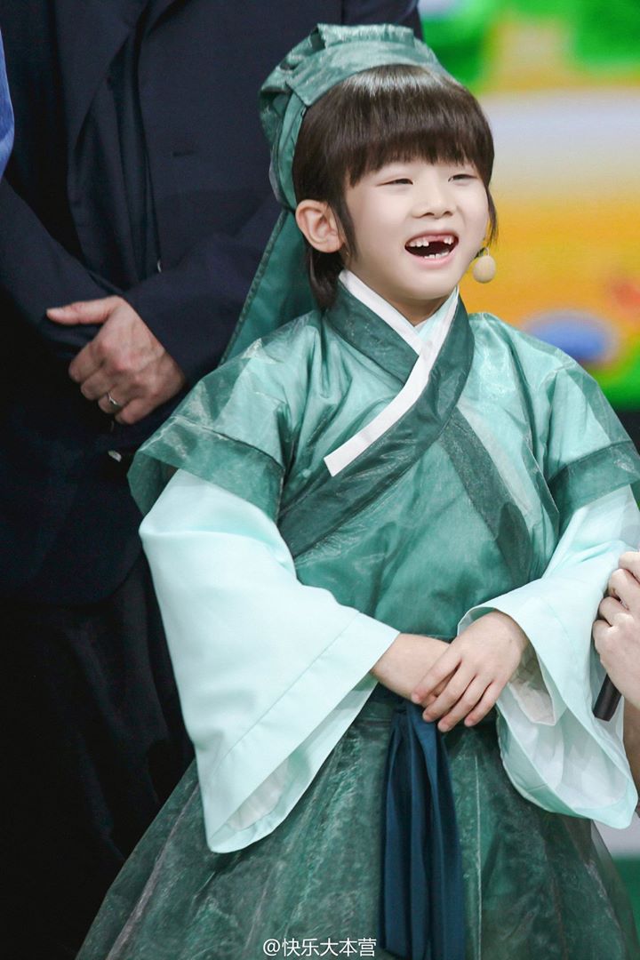 Thập l&yacute; đ&agrave;o hoa đ&atilde; kết th&uacute;c nhưng con trai Dương Mịch vẫn chưa hết hot - Ảnh 1.