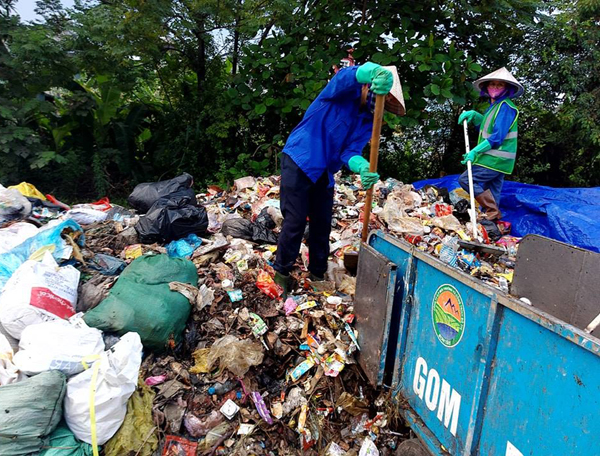 Hà Nội: Nhiều núi rác khổng lồ xuất hiện tại thị xã Sơn Tây khiến người dân sợ hãi - Ảnh 10.