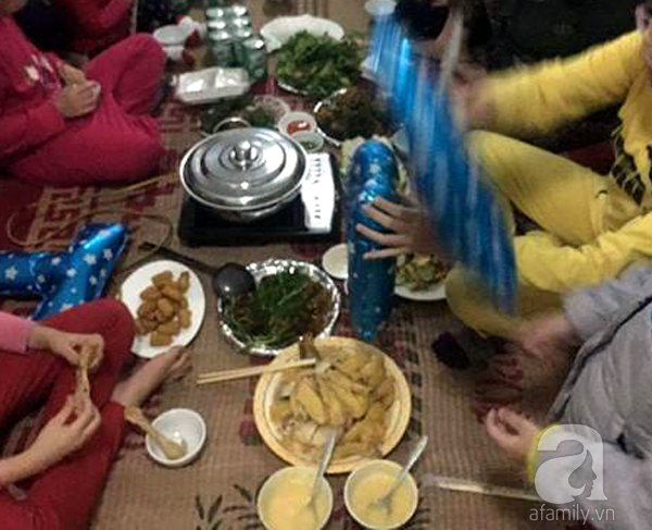 Hà Nội: Cư dân thức thâu đêm luộc bánh chưng, tổ chức tiệc tất niên ngay hành lang, sảnh chung cư - Ảnh 14.