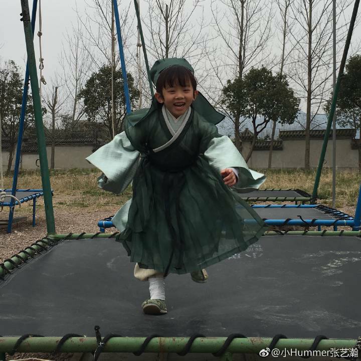 Thập l&yacute; đ&agrave;o hoa đ&atilde; kết th&uacute;c nhưng con trai Dương Mịch vẫn chưa hết hot - Ảnh 3.